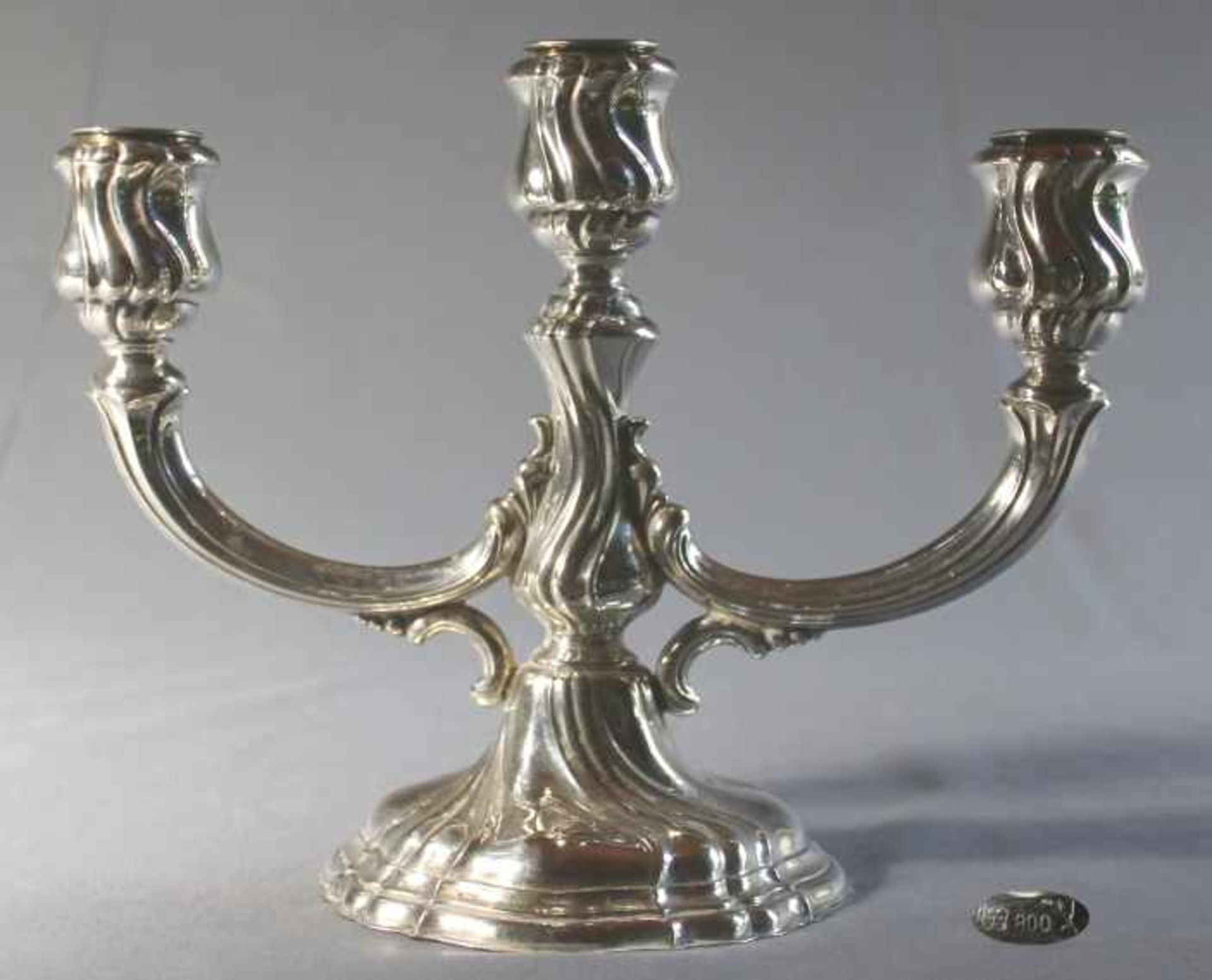 1 Kerzenleuchter 3-flammig, geschweift, gerippter Dekor, Silber (800/000), Punzen u.a. Halbmond