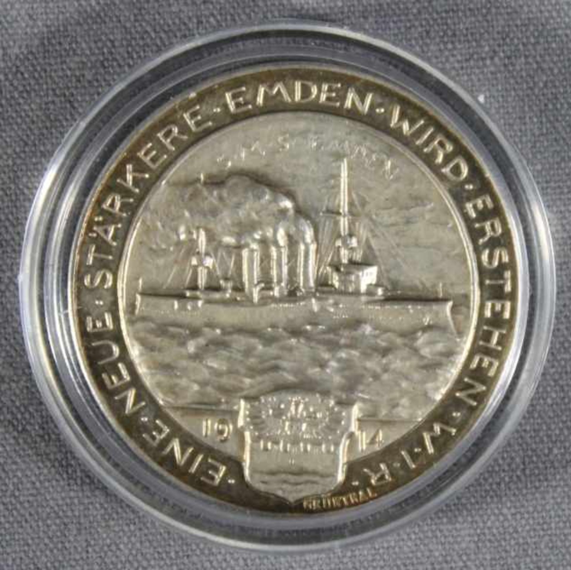 1 Silbermedaille (800/000) "Brustbild halb links von Fregattenkapitän von Müller, rs Die "Emden" auf - Bild 2 aus 2