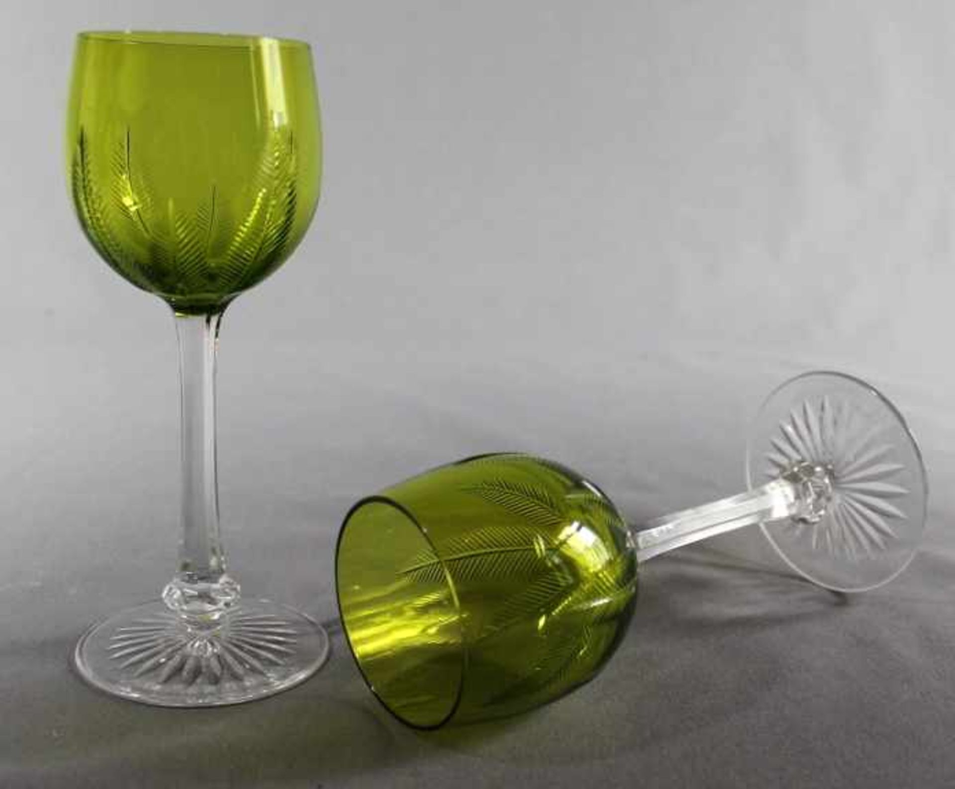 6 Römer Glas, Kuppas aus grünem Glas und geschliffenem Blattdekor, Tellerfüsse mit geschliffenem