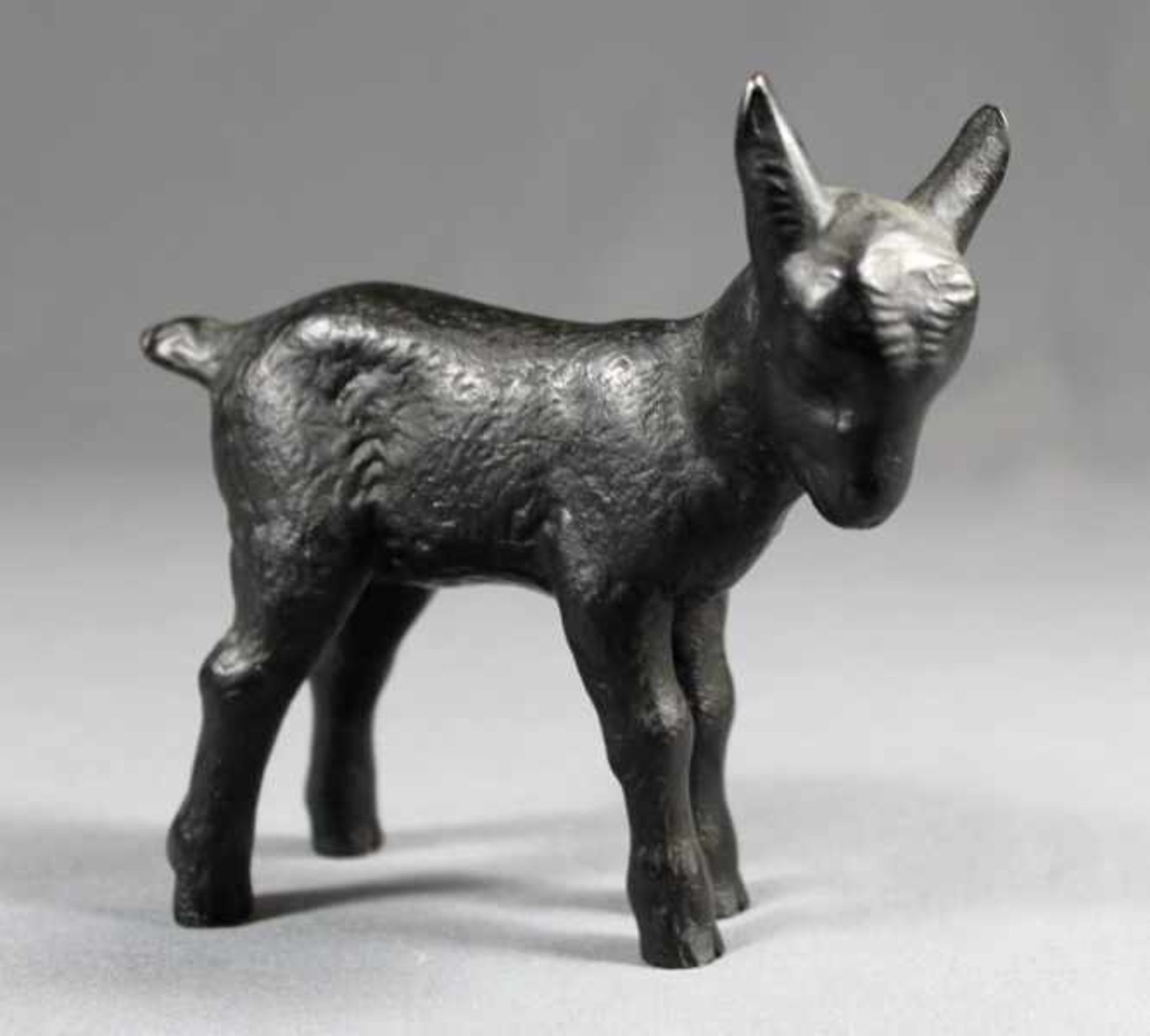 1 kleine Figur Bronze, schwarz "Lamm", unsigniert, ca. 12,5cm x 15cm- - -23.50 % buyer's premium