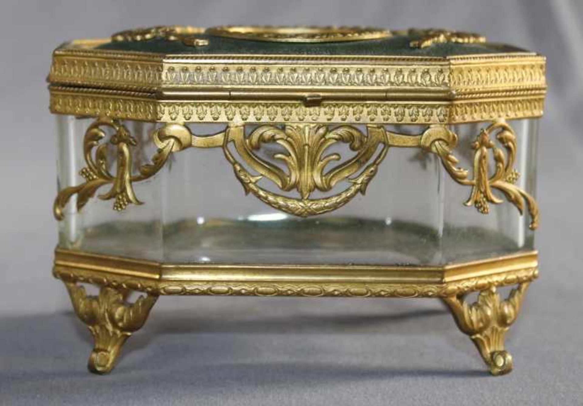 1 schöne und sehr dekorative 8-eckige Schatulle Glas, gefasst in Bronze, feuervergoldet, Deckel - Image 3 of 5