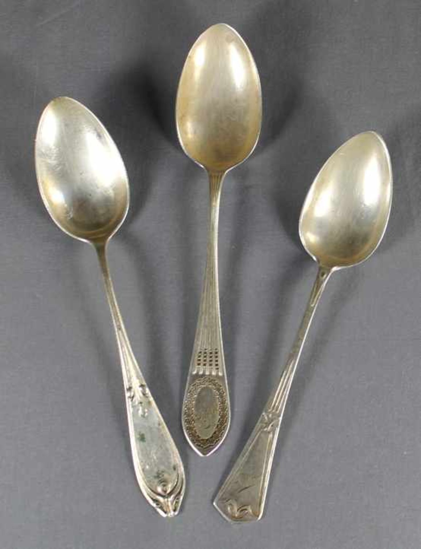 3 alte Suppenlöffel Silber (800/000), Punzen u.a. Halbmond und Krone, unterschiedlich gestaltete