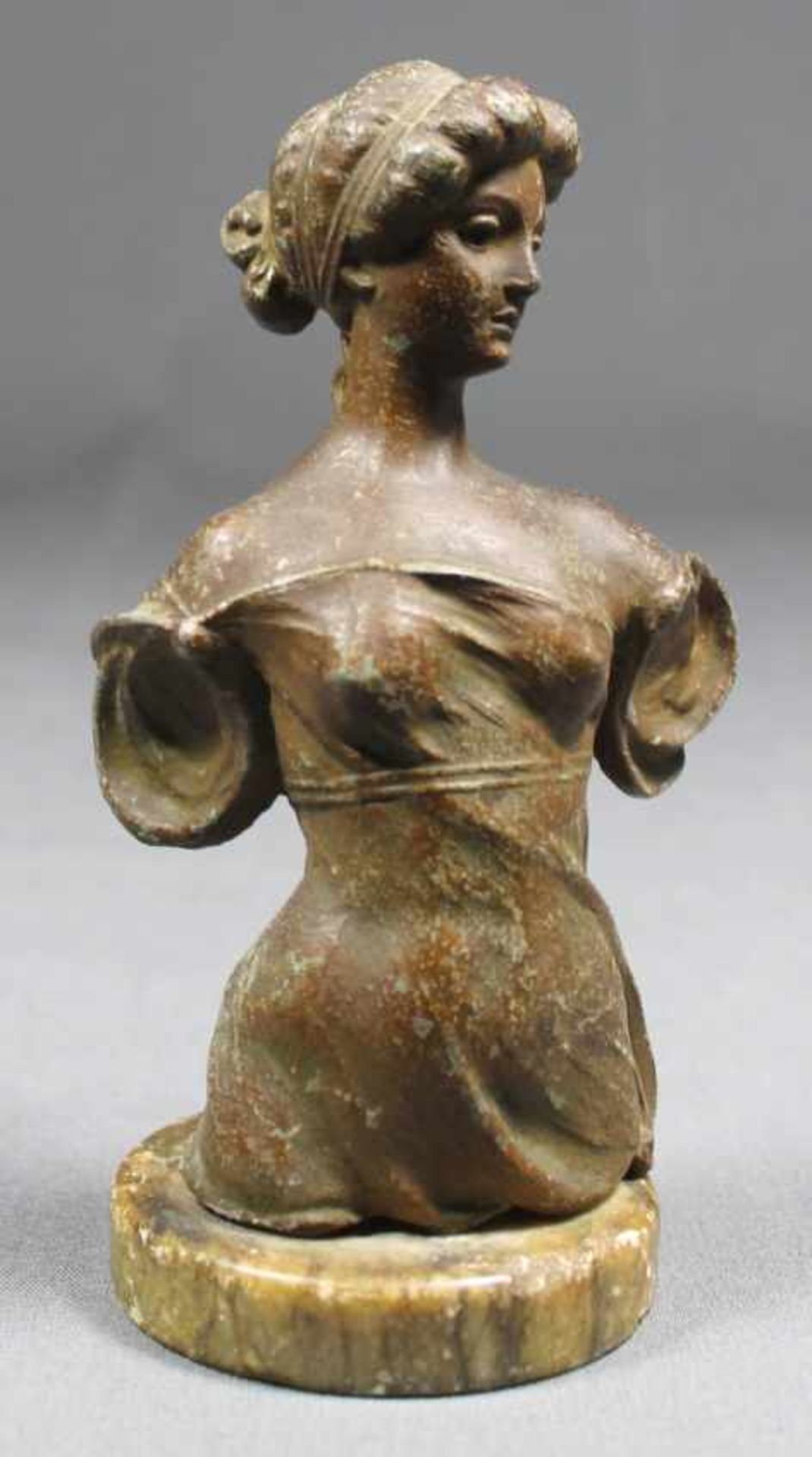 1 kleine Frauenbüste auf rundem Sockel, Büste Metall, H ca. 14,5cm (mit Sockel), in - Bild 2 aus 3