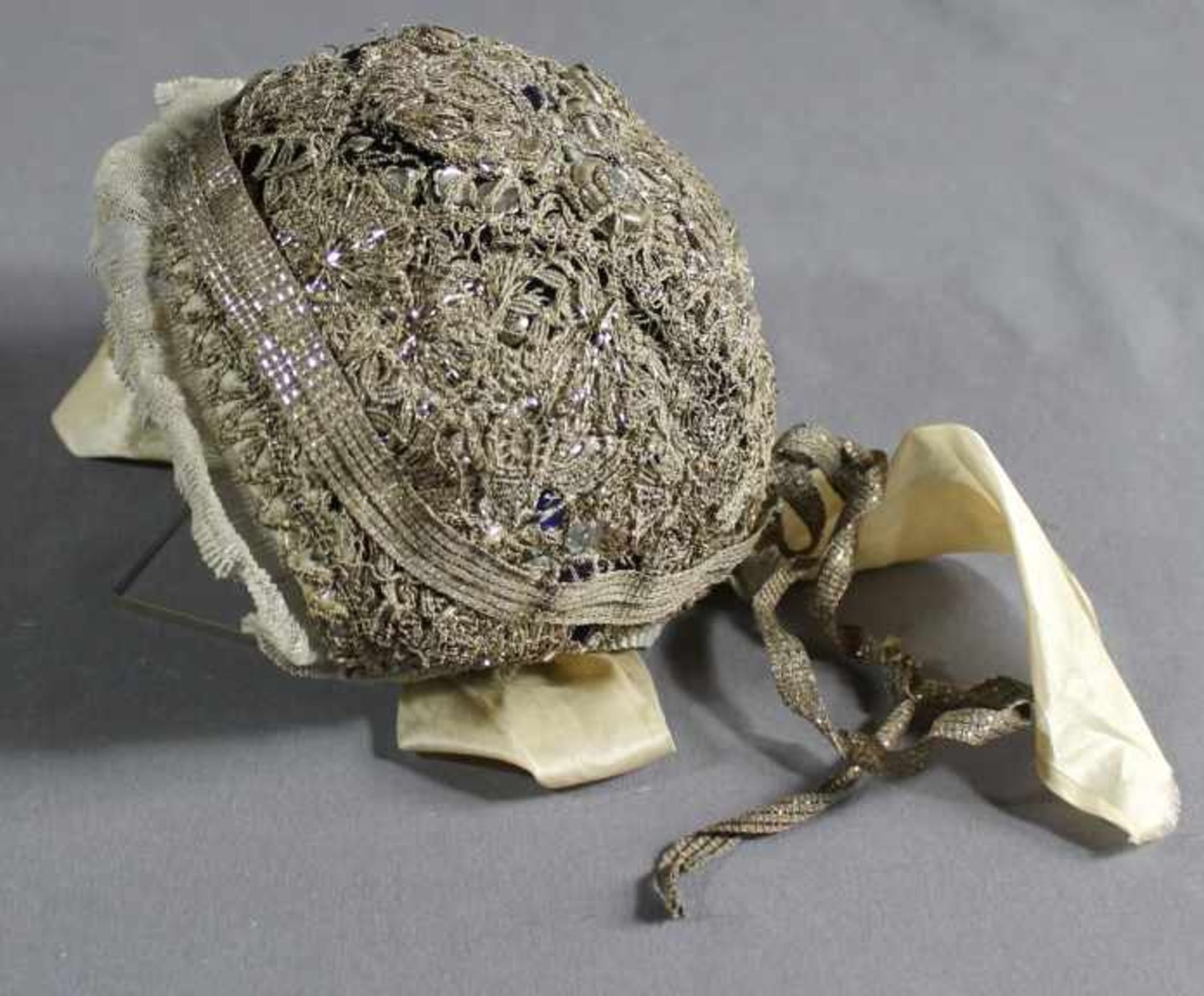 1 alte Haube, reich bestickt, wohl eine Hochzeitshaube/Schneppenhaube, Baden, weist einige - Bild 2 aus 3