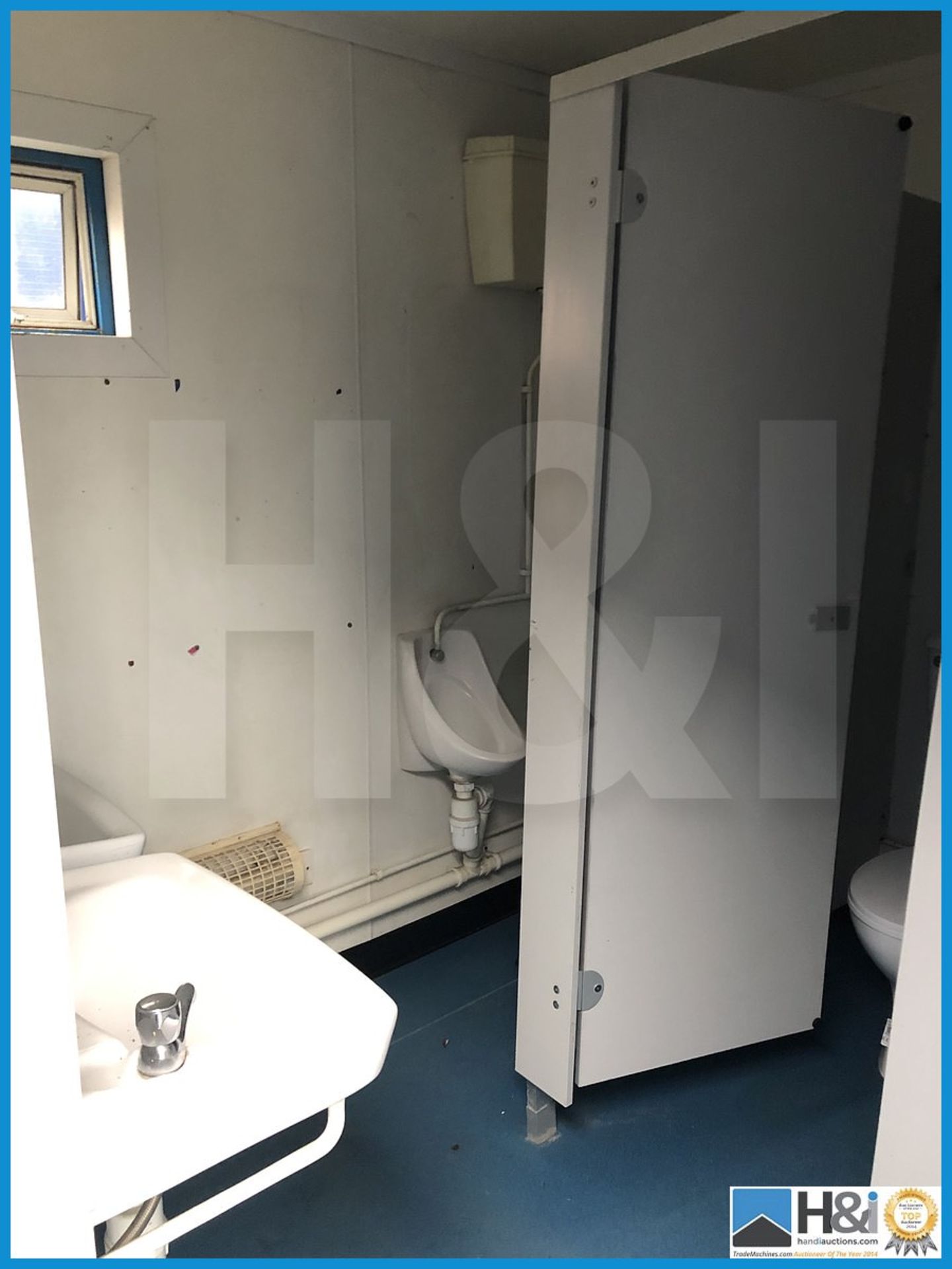 Appx 11ft x 9ft site both sex toilet block cabin in excellent condition throughout. Access for a hia - Image 6 of 10