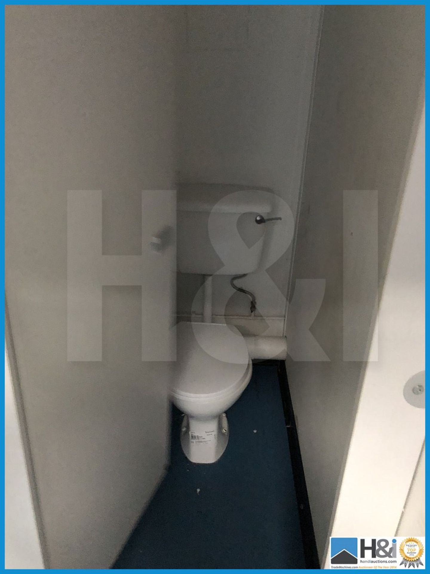 Appx 11ft x 9ft site both sex toilet block cabin in excellent condition throughout. Access for a hia - Image 10 of 10