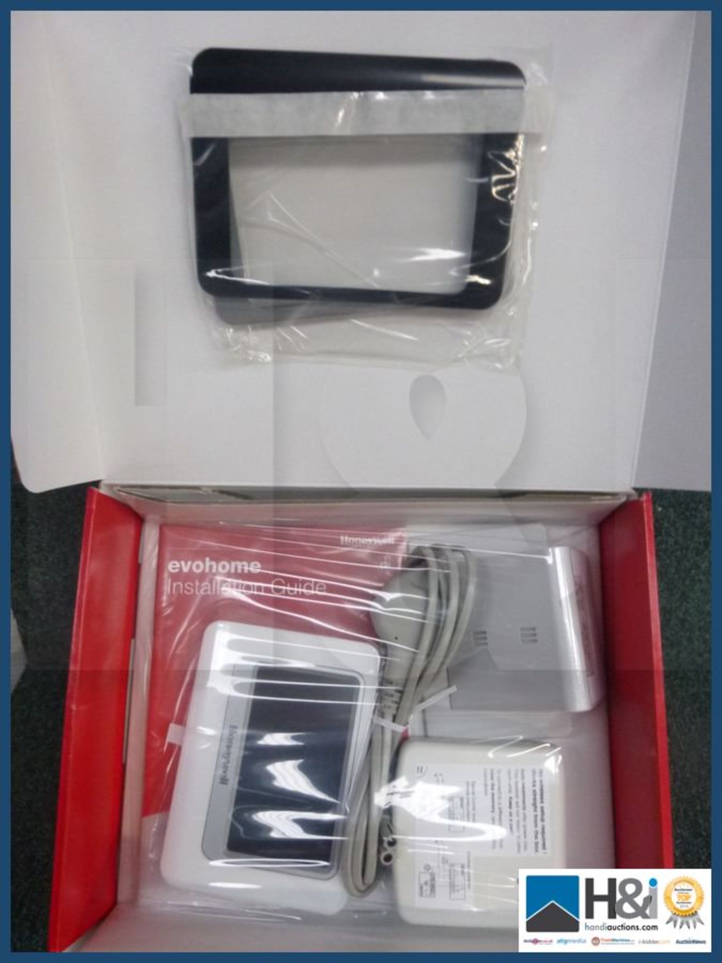 Honeywell evohome Base Pack Contains central controller and wireless relay box.RRP 70 GBP. - Image 2 of 2