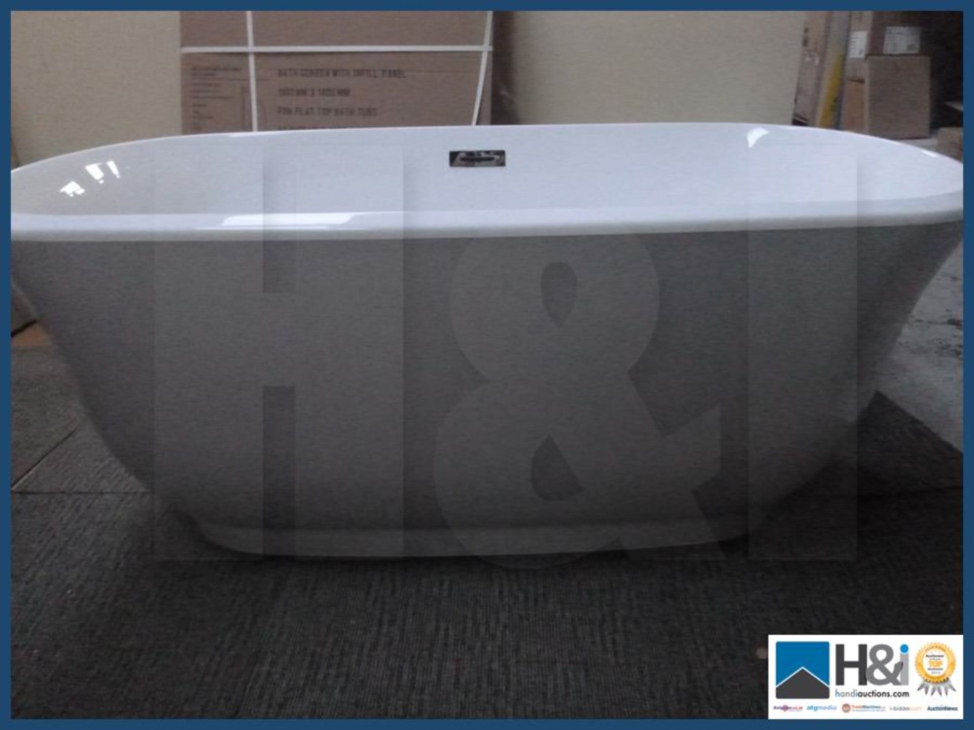 Designer twin skin freestanding bath, external finish is textured silver , internal high gloss white - Image 3 of 4