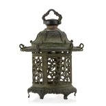 Lanterne de temple tsuri-dôrô en bronze - Japon - h. 25 - 5 cm / A tsuri-dôrô pagoda-shaped lantern