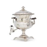 Samovar de style George IV en métal argenté anglais. A décor de feuillage - posant sur une base