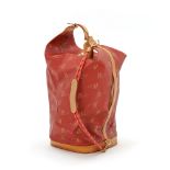 Vuitton - sac Marin America's Cup en toile enduite rouge terre à drapeaux et cuir naturel - 62x31 cm