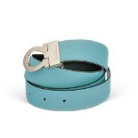 Ferragamo - ceinture réversible en cuir de veau bleu ciel et noir - housse - T85/90 /