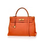 Hermès - sac Kelly 35 retourne en cuir Swift orange - année 1997 - bouclerie dorée - 2 clefs et