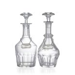 Ensemble de 2 carafes en cristal Baccarat. 1 carafe modèle Harcourt.On joint 2 plaques en argent "