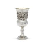 Coupe à vin en argent et vermeil Sterling. A décor en repoussé de grappes de raisin sur fond amati -