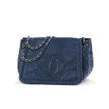 Chanel - grand sac à rabat messenger en cuir bleu cobalt - CC matelassé sur l'avant - 23x33 cm /