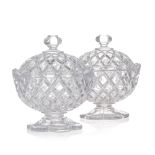 Paire de drageoirs en cristal moulé Baccarat - début XXe. marque "Baccarat Déposé" - h. 19 cm /