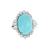 Bague or gris 585 sertie d'un cabochon de turquoise rehaussé de diamants taille brillant et baguette