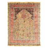 Tapis Tabriz en soie et fil de métal doré. Iran. 3ème quart du XXe s.. à mihrab décoré d'arbres et d