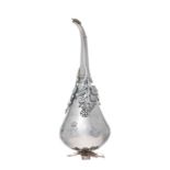 Aspersoir à eau de rose en argent. Empire ottoman. XIXe s.. h. 17 cm A silver rosewater sprinkler.