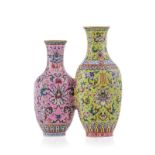Vase double en porcelaine. Chine. XXe s.. h. 18 cm A porcelain double vase. China. 20th century. Qi