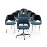 Suite de 7 chaises et 2 fauteuils Executive chair par Saarinen. édition Knoll. garniture de tissu bl