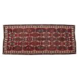 Kilim Gomurgen. Turquie. 1ère moitié du XXe s.. à cinq rangées de motifs géométriques sur fond rouge