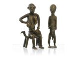 Maternité et chef. 2 statuettes en bronze. probablement Baoulé. Côte d'Ivoire. h. 16 cm.&nbsp.La1ère