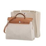 Hermès. sac Herbag en cuir naturel et 2 housses interchangeables en toile H enduite.