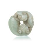 Deux chats couchés. sculpture en jade. Chine. diam. 4.5 cm A jade carving of two reclining cats. Chi