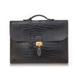 Hermès. attaché case Sac à dépêche en crocodile acajou. année 1973. fermoir plaqué or. tirette et cl