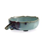 Verseuse en céramique à glaçure Jun. Chine. diam. 14 cm A Jun glaze ceramic pouring bowl. China. 14
