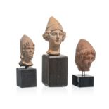 3 têtes de Dioscures en terre cuites. Égypte gréco-romaine. h. 7.5. 5.8. et 5.8 cm