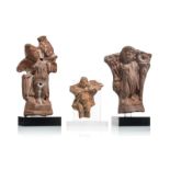 3 statuettes de divinités en terre cuite. Égypte gréco-romaine (2 Eros et 1 génie ailé)