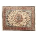 Tapis Tabriz en laine avec soie. Iran. 3ème quart du XXe s.. à médaillon central rose sur fond beige