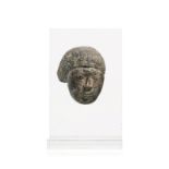 Petite tête fragmentaire en stéatite sculptée. Egypte. Nouvel Empire. h. 5.5 cm