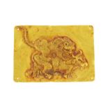 Plaque en or 920 de style Parthe à décor en relief ciselé. 8.3 x 5.9 cm. 87.1 g.