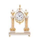 Pendule portique d'époque Louis XVI en marbre blanc à cadran émaillé supporté par deux colonnes garn