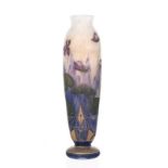 Vase fuselé sur piédouche en verre multicouche signé Daum Nancy Croix de Lorraine