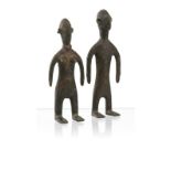 Couple. 2 statuettes en bronze. probablement Lobi. Burkina Faso. h. 14 cm. l'une masculine et l'autr