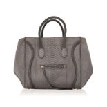 Celine. sac Médium Luggage Phantom en python gris. fermeture à courroies. housse. facture d'origine