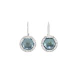 Chaumet. paire de boucles d'oreilles or gris 750 serties de cabochons de topaze rehaussés de diamant