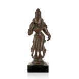 Sri Devi. sculpture en bronze. Inde. Tamil Nadu. XVIIIe s. ou antérieur.. h. 11.5 cm A bronze figure