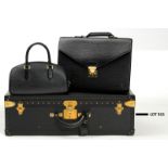 Vuitton. valise mallette Alzer 70 en cuir épi noir. châssis indépendant. réf. S07658. housse de prot