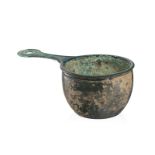 Une casserole en bronze romain diam. vasque : 23.3 cm. long. 43 cm. h.. 15 8 cm