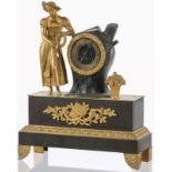 Pendule d'époque Restauration. en bronze patiné et doré à décor d'une galante. cadran inscrit dans u