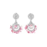 Paire de pendants d'oreilles or gris 750 sertis de diamants taille brillant retenant des saphirs ros