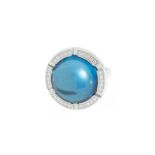 Chaumet. bague or gris 750 sertie d'un cabochon de topaze entourée de diamants taille brillant. boît