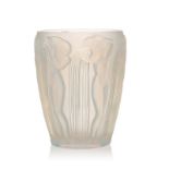 Vase en verre moulé-pressé patiné opalescent signé R Lalique. modèle Danaïdes. Modèle créé en 1926.