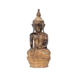 Bouddha assis. sculpture en bronze. Shan. Birmanie. h. 33 cm A bronze figure of a sitting Buddha. Sh